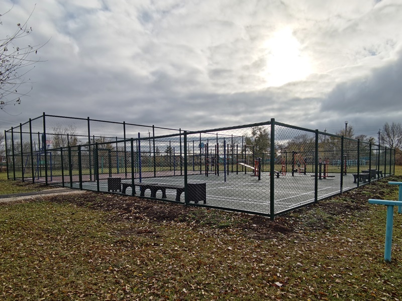 Спортивная площадка для мини-футбола, волейбола, баскетбола с тренажерами